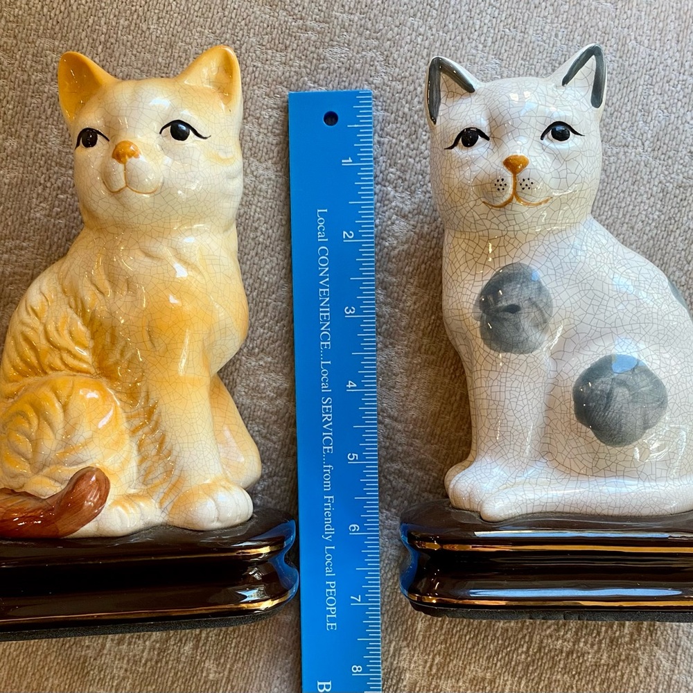 CBK Cat pair, 1 orange calico and 1 grey and white crackled glaze ceramic. - Picture 4 of 10